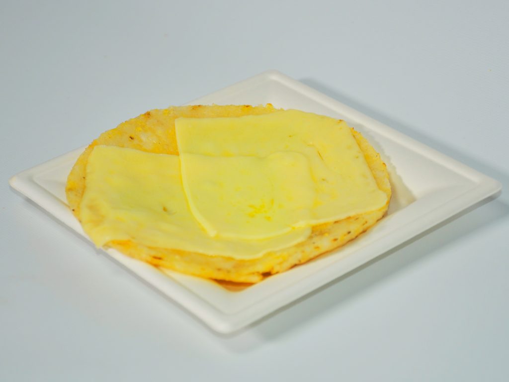AREPA CON QUESO MOZARELLA