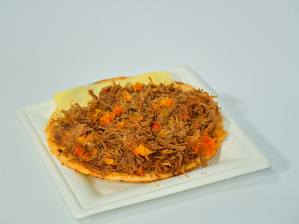Arepa con carne desmechada