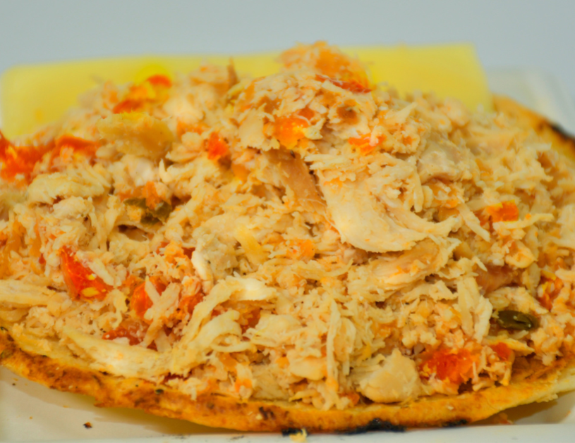 Arepa pollo desmechado