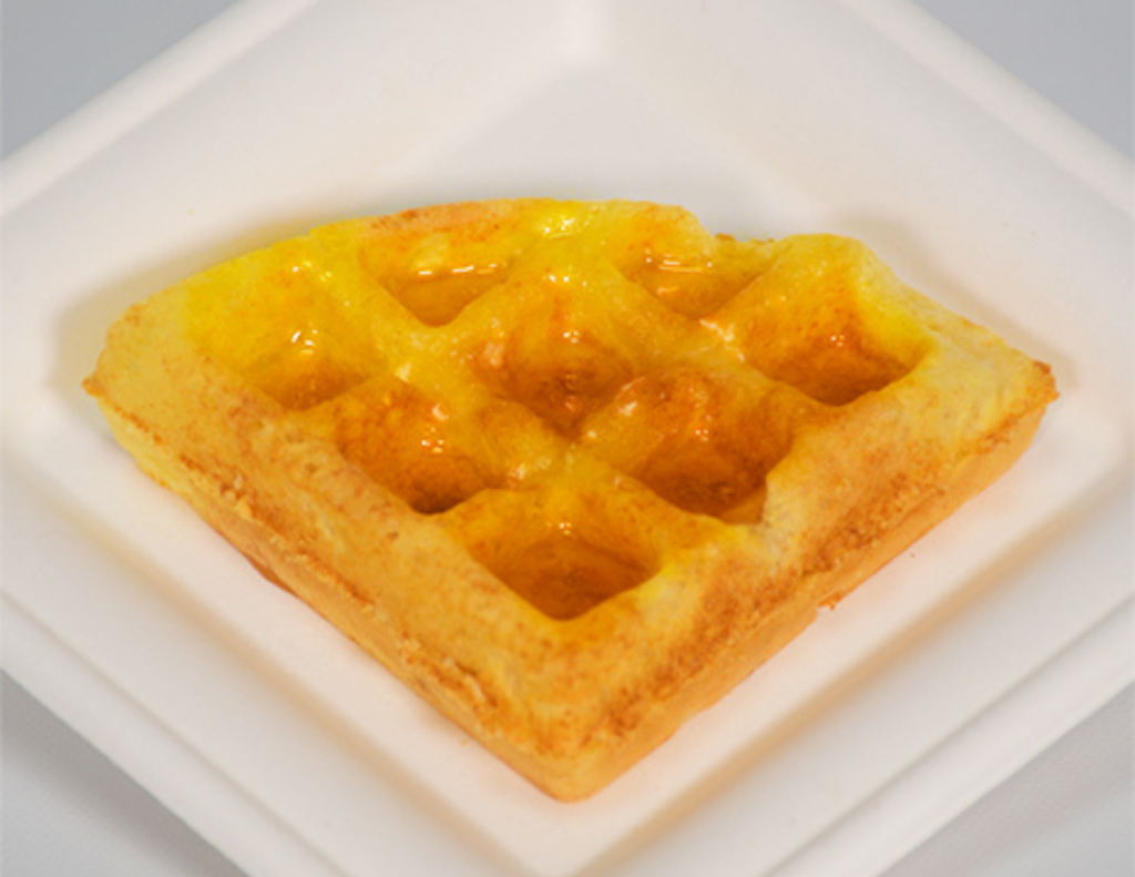 Mini waffle de pan de yuca con maple