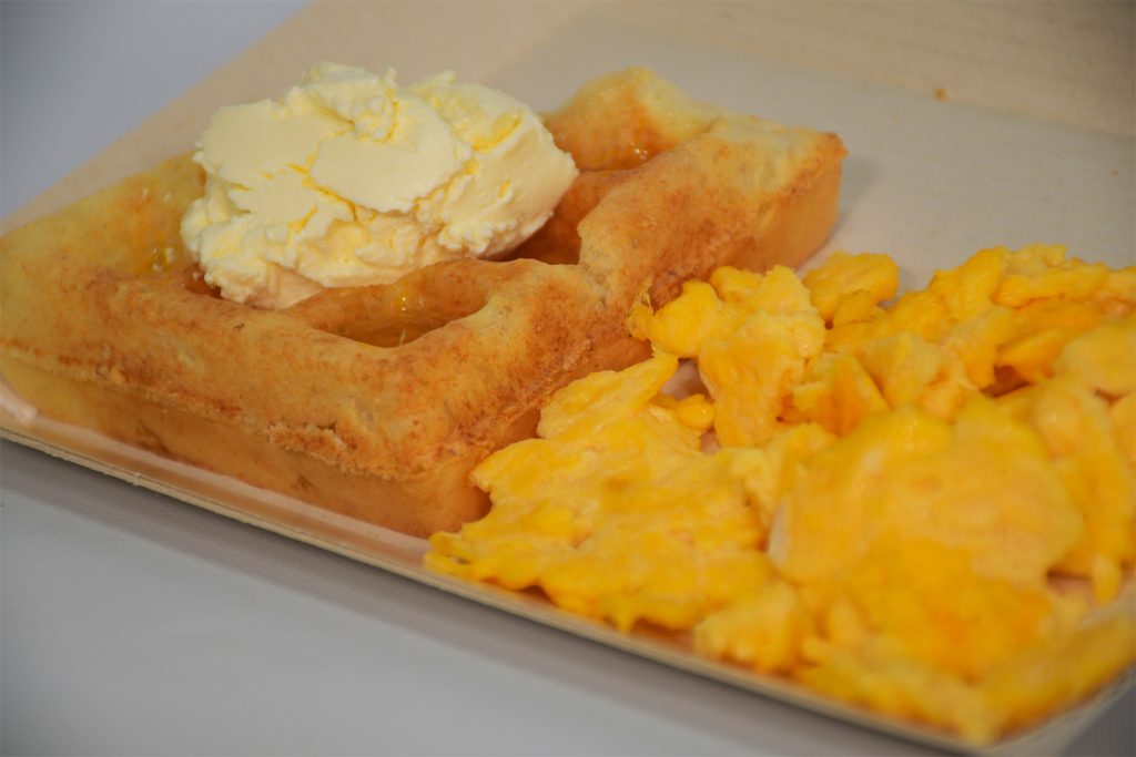 Mini waffle de pan de yuca, miel de maple, queso crema y huevo sencillo