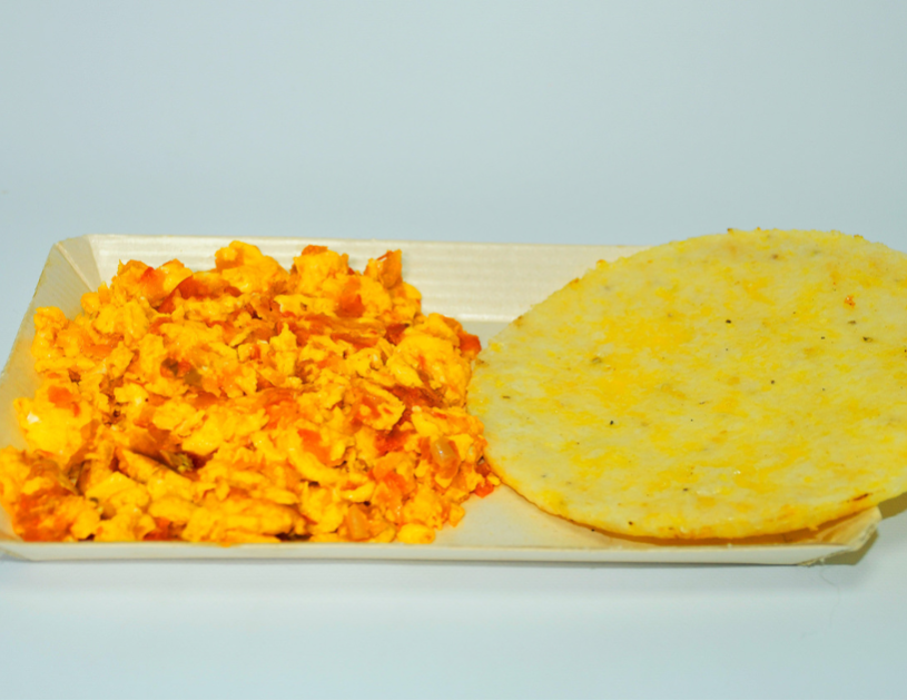 arepa con hogao y huevo