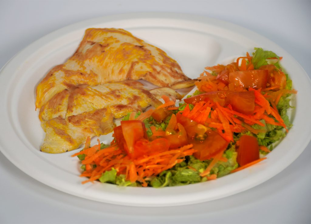 plancha de pollo con ensalada