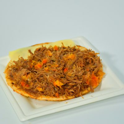 Arepa con carne desmechada