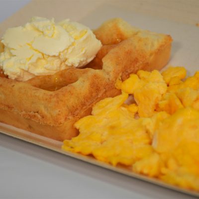 Mini waffle de pan de yuca, miel de maple, queso crema y huevo sencillo