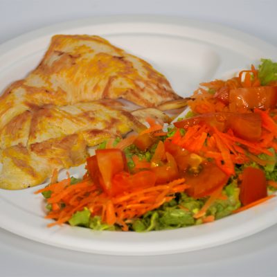 plancha de pollo con ensalada